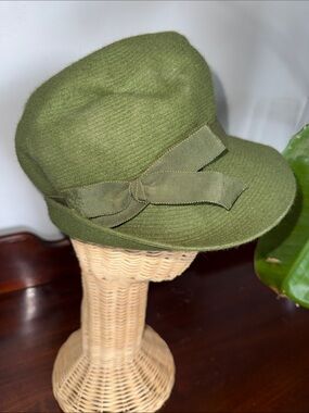 Beeswing British Great Gatsby era Olive Green Wool Cloche Hat with Ribbon Bow